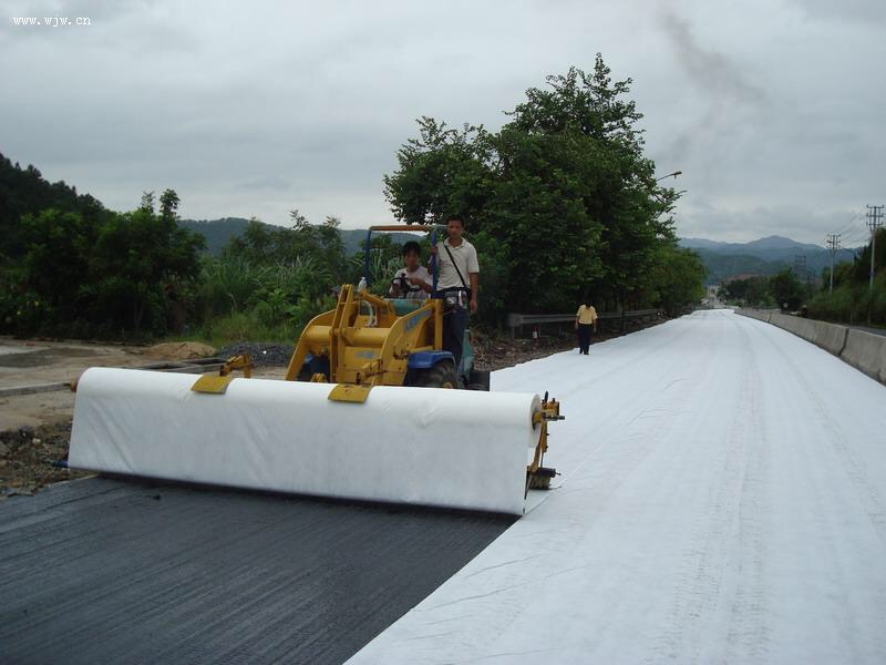 高速公路上土工布养护施工案例